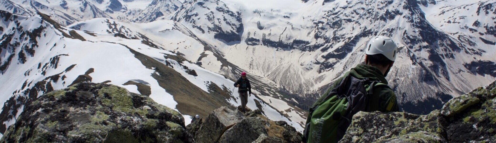 Im Kaukasus gibt es kaum Wege und Karten. Die Sofia, der höchste Gipfel im Hintergrund, ist rund 4.000 Meter hoch. | © Jonas Häring