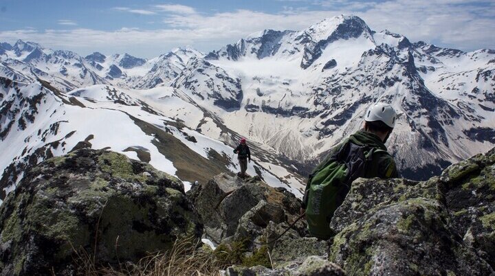 Im Kaukasus gibt es kaum Wege und Karten. Die Sofia, der höchste Gipfel im Hintergrund, ist rund 4.000 Meter hoch. | © Jonas Häring