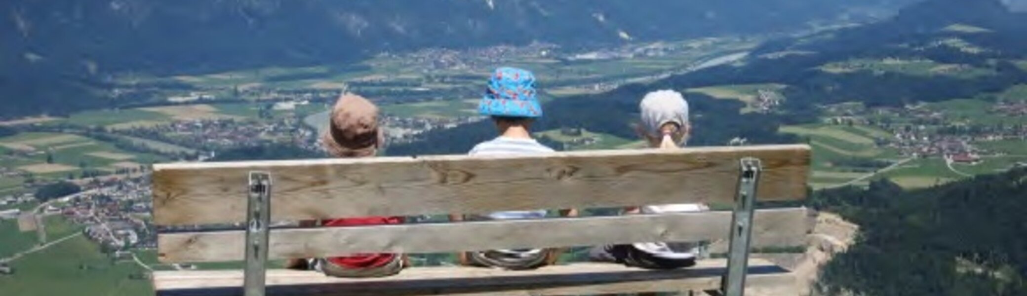 Rast auf einer Bank auf dem Weg zur Alm. | © Simone Zeiler