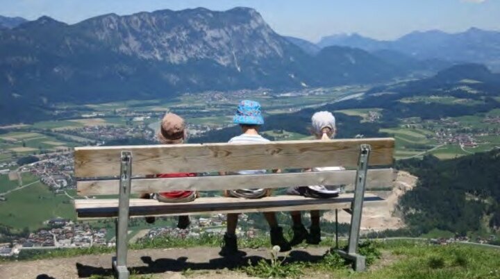 Rast auf einer Bank auf dem Weg zur Alm. | © Simone Zeiler