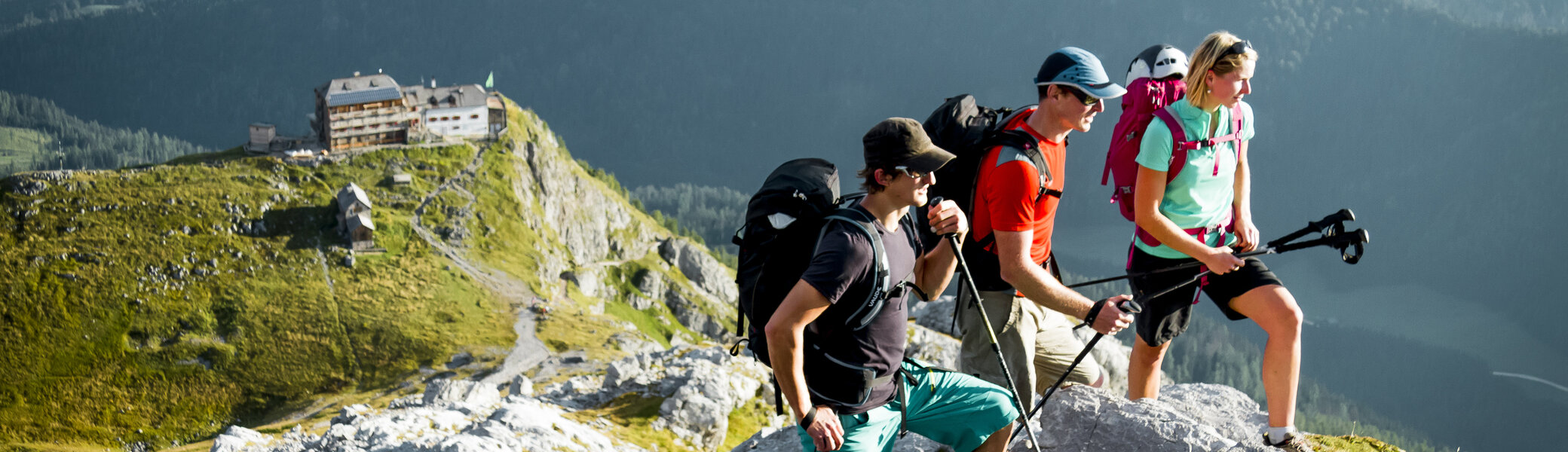 Familienwandern: Eltern mit einem Kind in den Bergen | © DAV/Hans Herbig